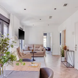 limehome-malaga-calle-ancha-del-carmen.hotelsinnerja.org/